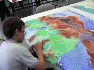 Ni�os pintando un mural sobre mesa