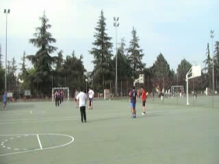 J�venes jugando a f�tbol sala