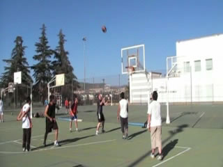 J�venes jugando a baloncesto