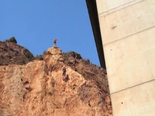 Dos j�venes escalando la pared vertical de una monta�a