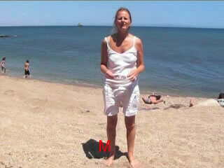 Mujer de pi� en bermudas en playa