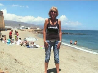 Mujer cde pi� en pantal�n en playa