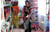 Mujer con carro comprando en supermercado