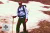 Hombre con mochila y bast�n en zona de alta monta�a