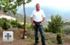 Hombre al lado de �rboles