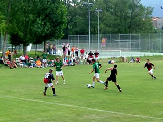 Chicos jugando al f�tbol