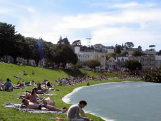 Playa de c�sped con gente