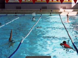 Chicos haciendo nataci�n en piscina