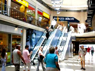 Interior de centro comercial. Vista de escaleras mec�nicas