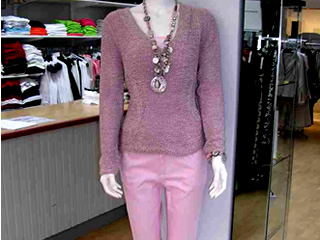 Maniqu� vestido con jersey y pantalones malvas