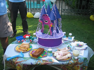 Mesa de cumplea�os en jard�n