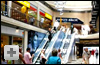 Interior de centro comercial. Vista de escaleras mec�nicas