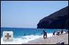 Playa de arena con gente ba��ndose