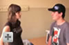 Chico y chica de pi� charlando.
