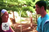 Chico y chica charlando en jard�n.
