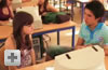 Chico y chica charlando en clase de inform�tica frente a ordenador