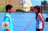 Chico y chica charlando en pista deportiva