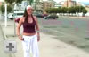 Chica de pi� en calle