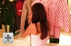 Chica buscando ropa en una tienda