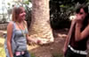 Dos chicas charlando en jard�n